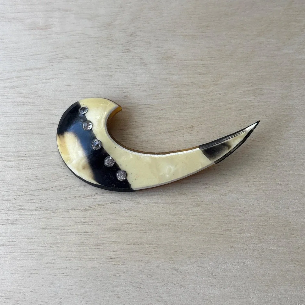 Vintage 1940s Celluloid Brooch - Faux Tortoise & Cream Rhinestone Wave Pin
